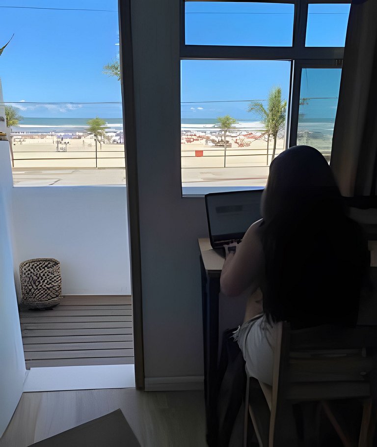 Pé na areia , vista mar , Wi-Fi e varanda !